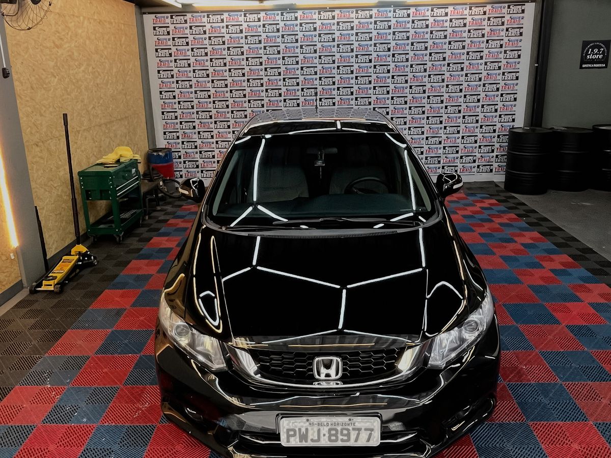 Box da Super Trato Personal Car com iluminação de LED e piso vermelho e azul, com um Honda Civic preto espelhado